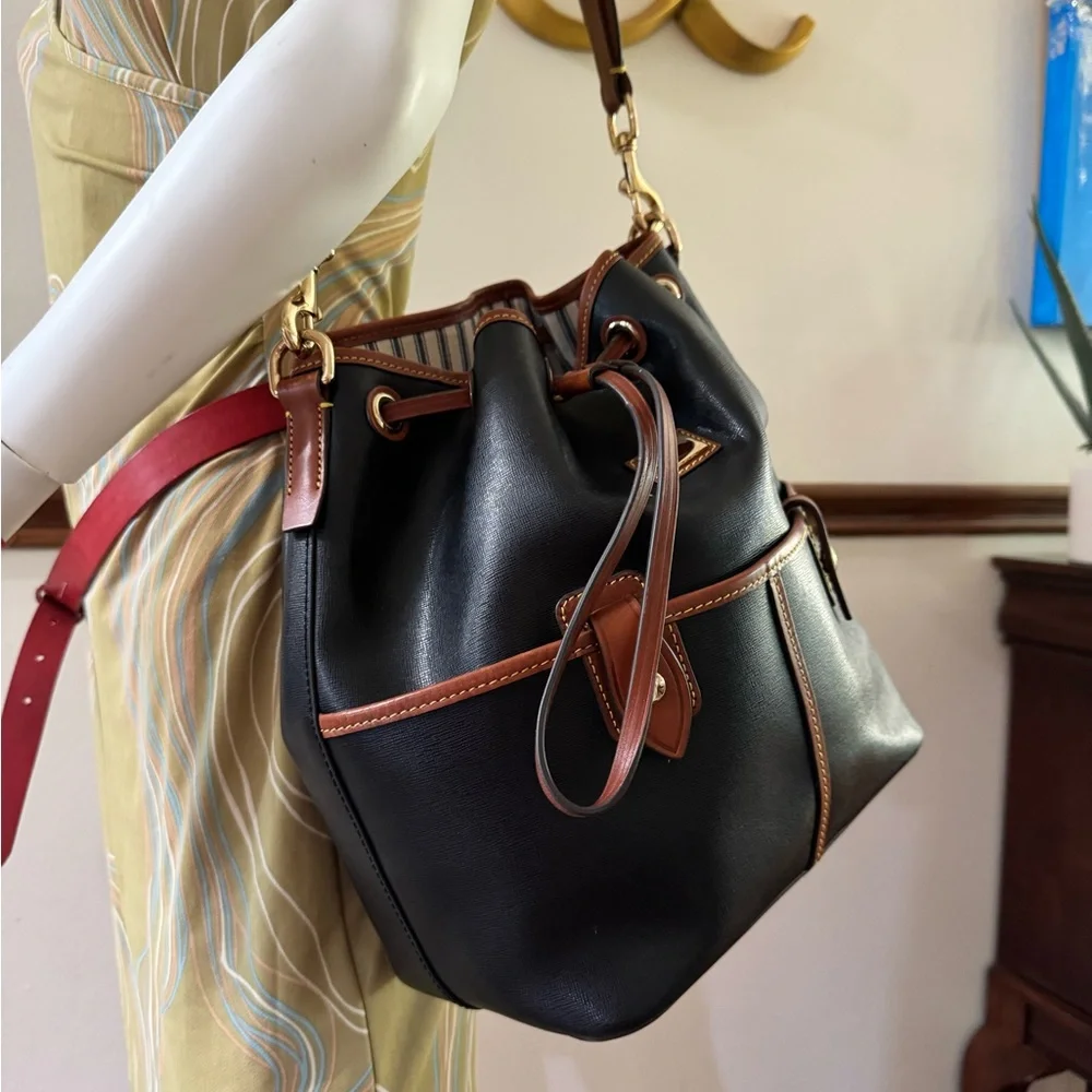 Dooney & Bourke Wayfarer Large Drawstring Leather Bucket Bag - Picture 2 of 10